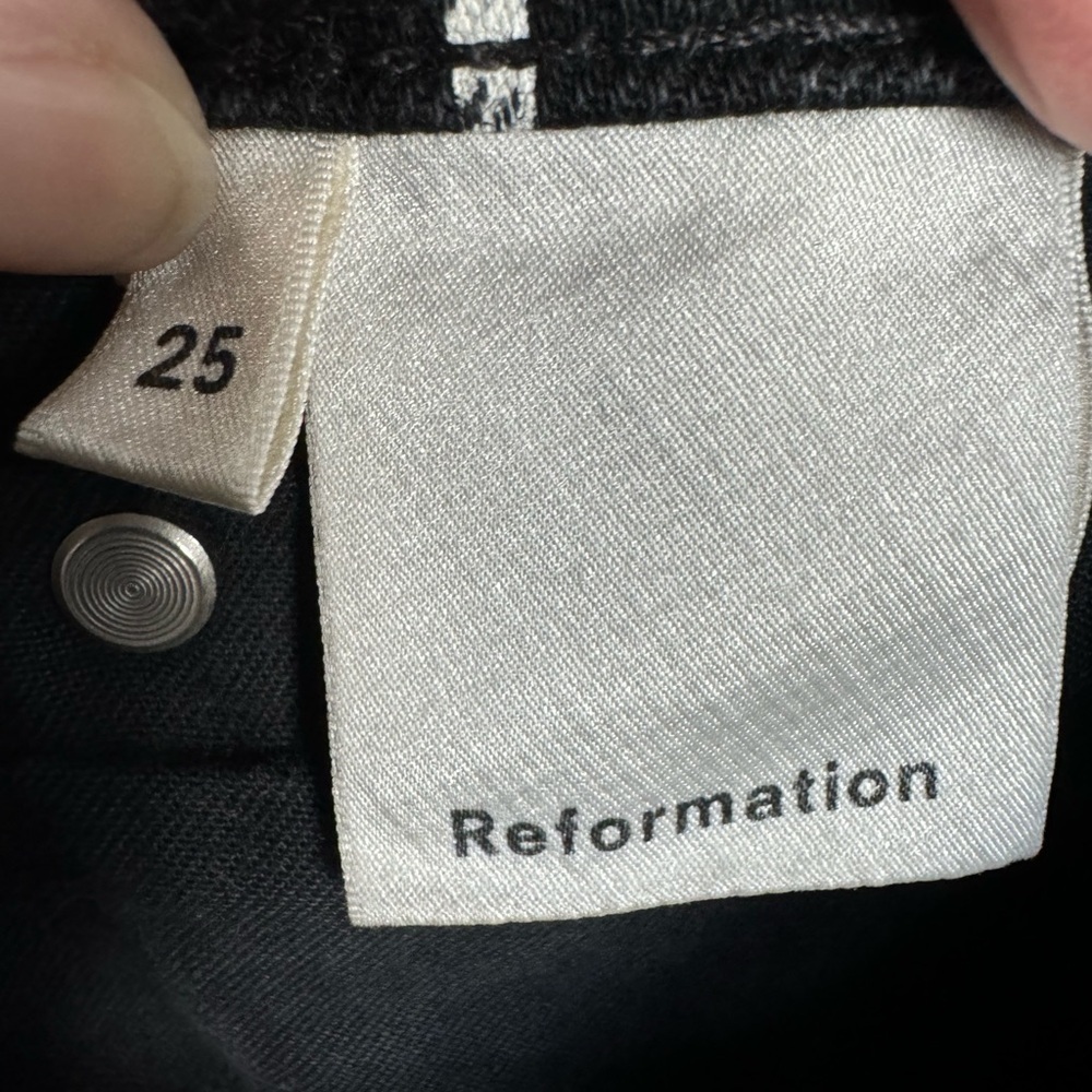 Reformation Dixie short black with white stripes.
Size 25 - Picture 5 of 8